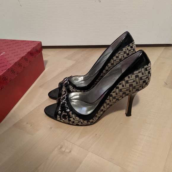 Guess Shoes - Guess black beige heels